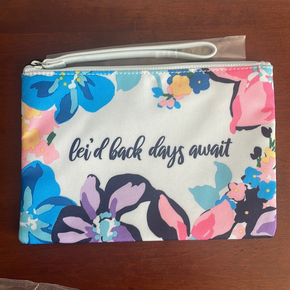 NWT Vera Bradley- “Lighten Up Wristlet”